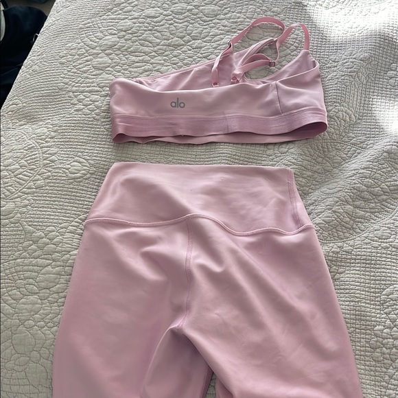 ALO Yoga Women's Pink Sports Bra and leggings - Picture 7 of 10